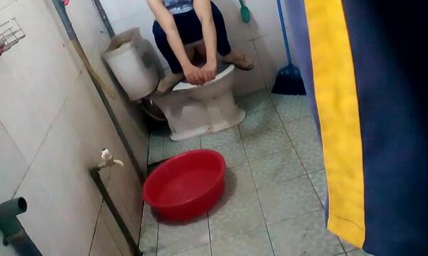 房东卫生间偷装摄像头偷拍 合租打工妹蹲在厕兜上尿尿，尿完用水洗逼逼