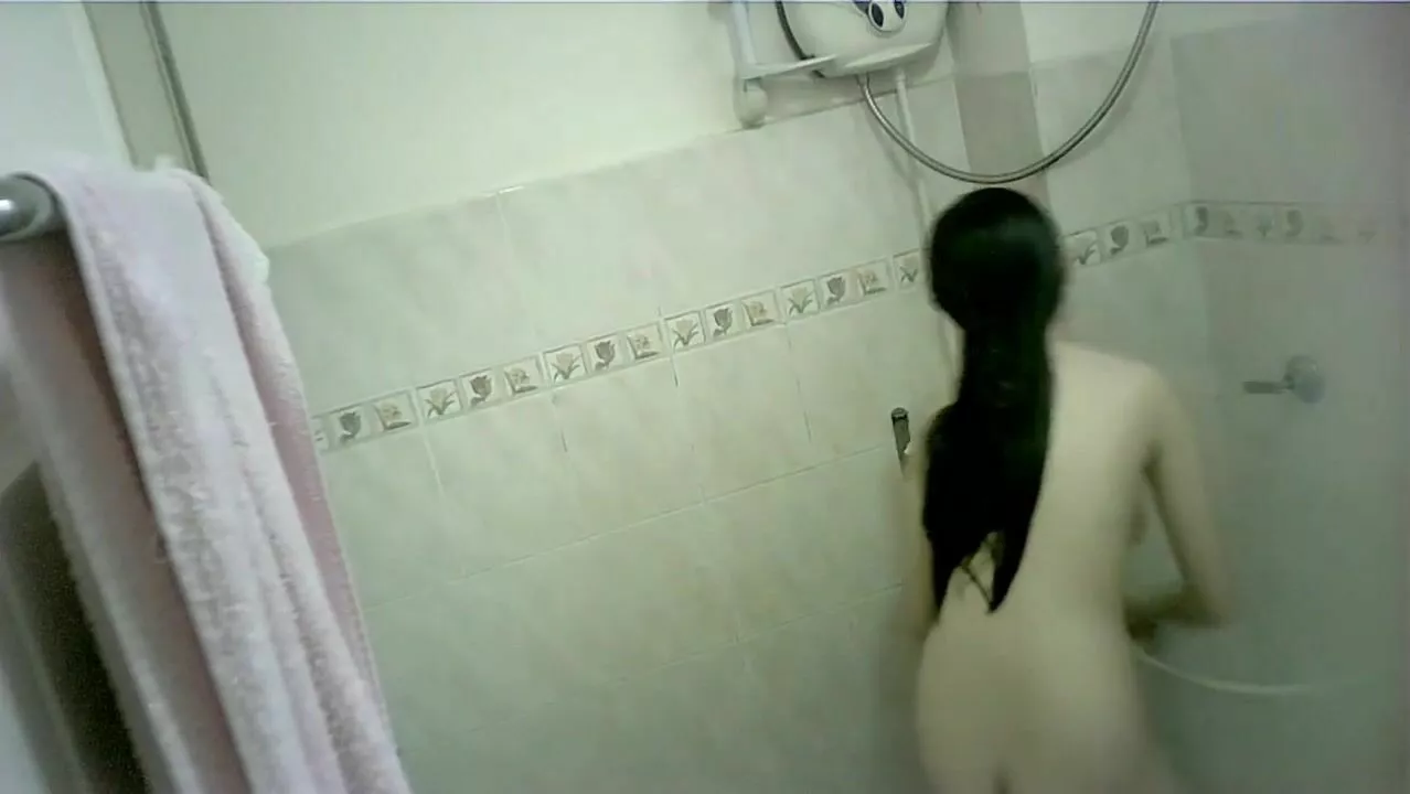 猥琐表哥暗藏摄像头偷窥表妹洗澡洗鲍鱼.